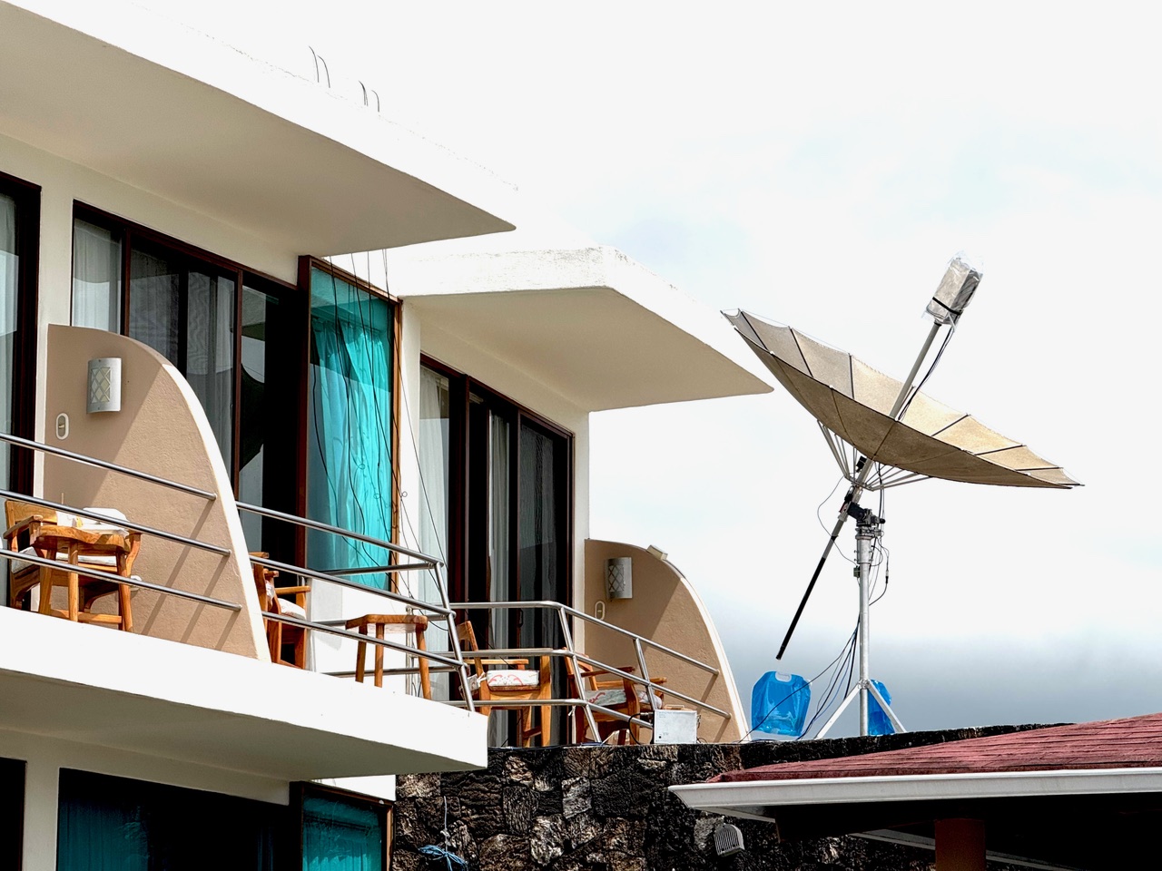 HD8G 2.4 m portable dish