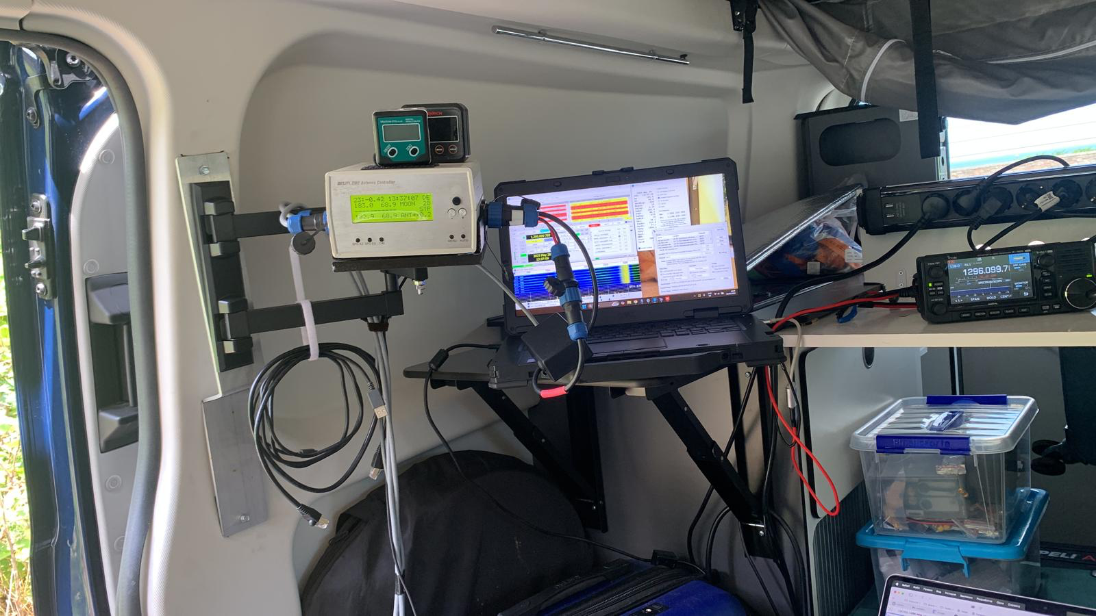 EA8DBM mobile antenna control and laptop