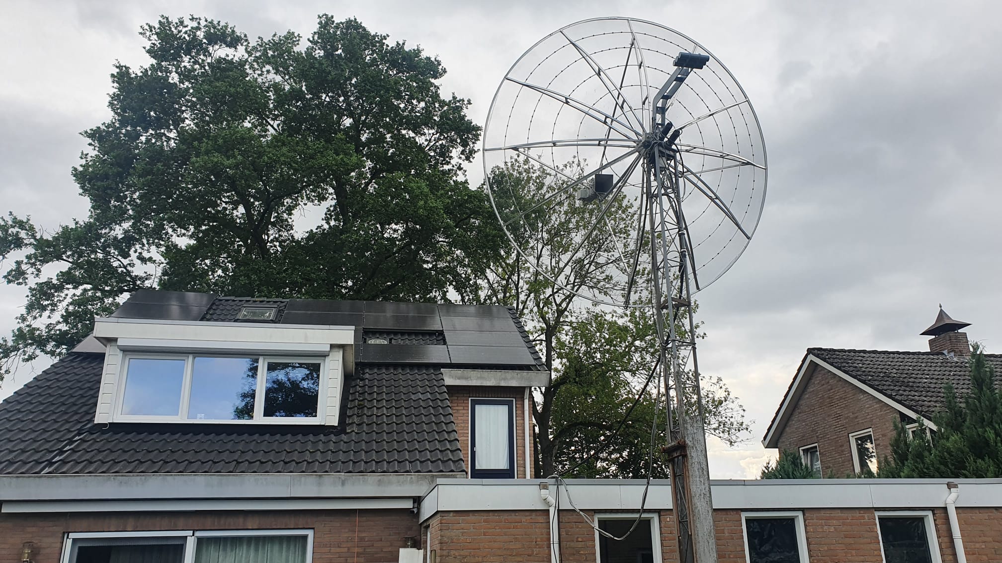 PA3EXV KH6FA dish through trees