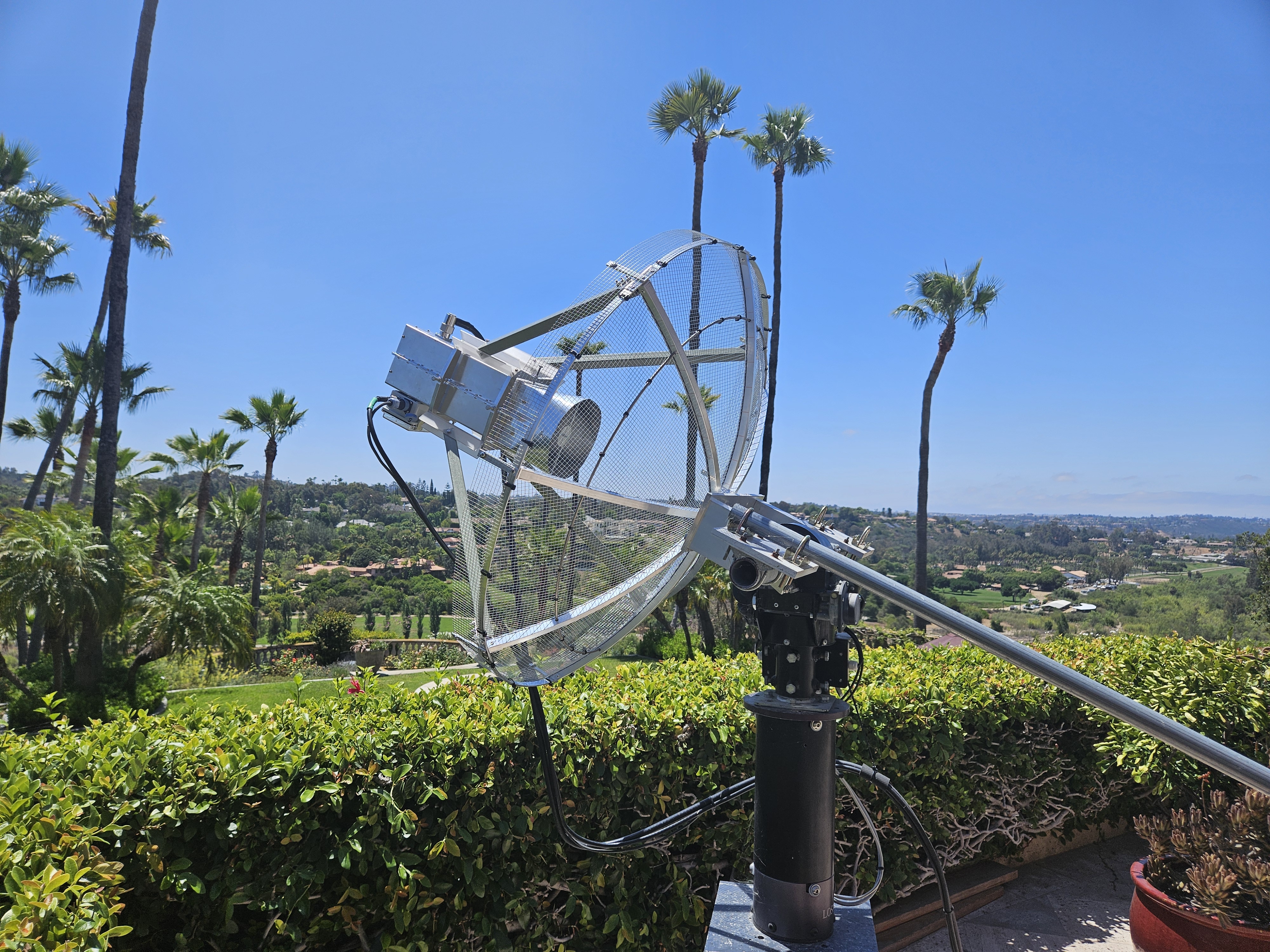 KB2SA 1 m dish full view