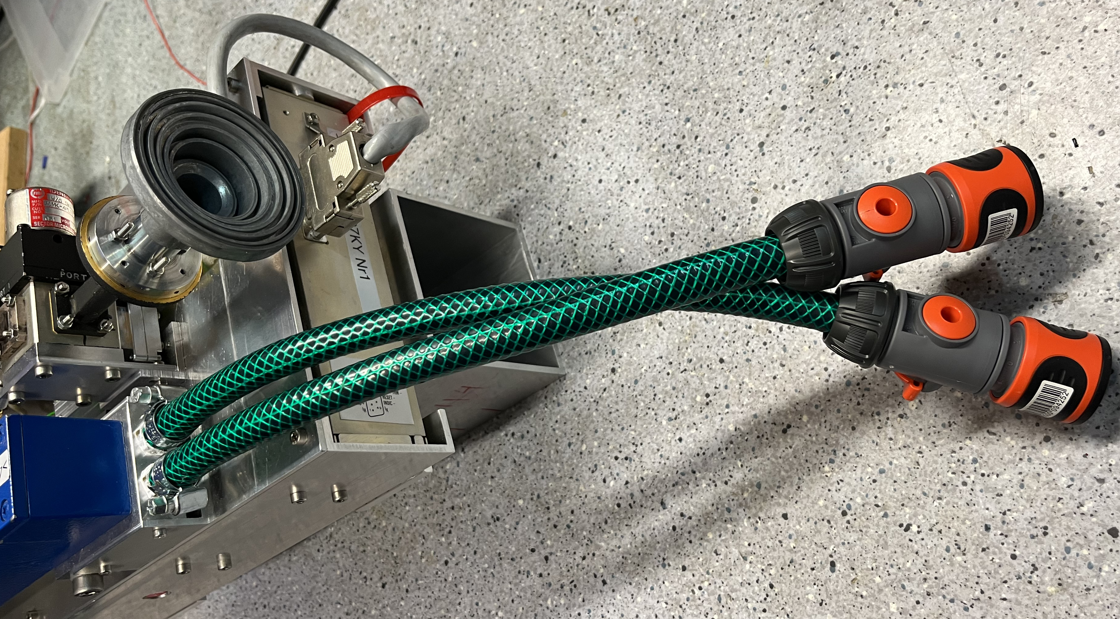 PA7JB Closeup of Water Connections and Feedhorn