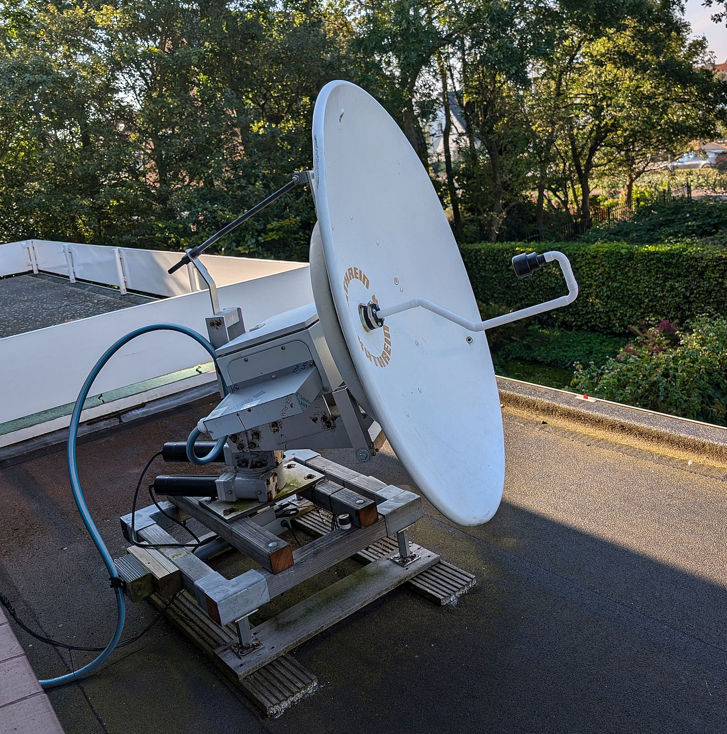 PA0JOZ 10 GHz EME 1.2 m Dish PA0JOZ 10 GHz EME 1.2 m Dish
